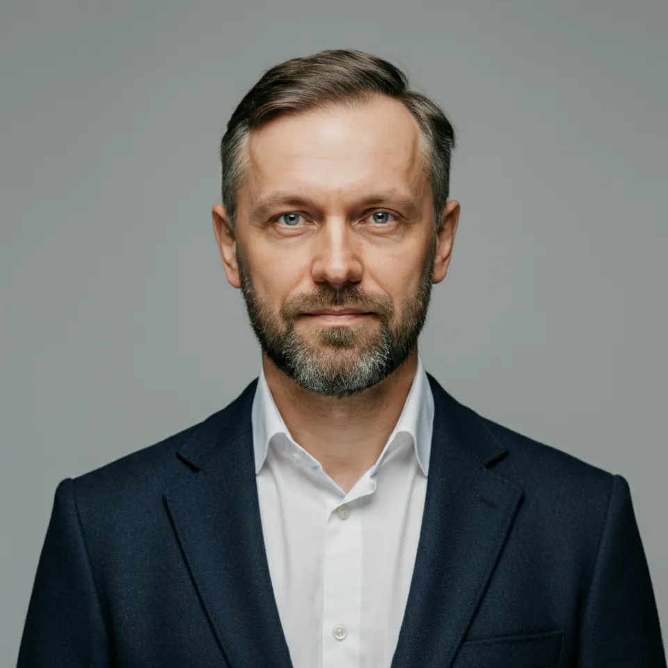 Homem relaxado sentado